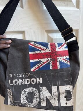 iRobin Ruth canvas messenger bag features a distressed Union Jack flag